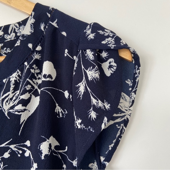 MANDEE NAVY/WHITE FLORAL VNECK TOP/BLOUSE WITH TULIP CAP SLEEVES,MEDIUM - Picture 12 of 12